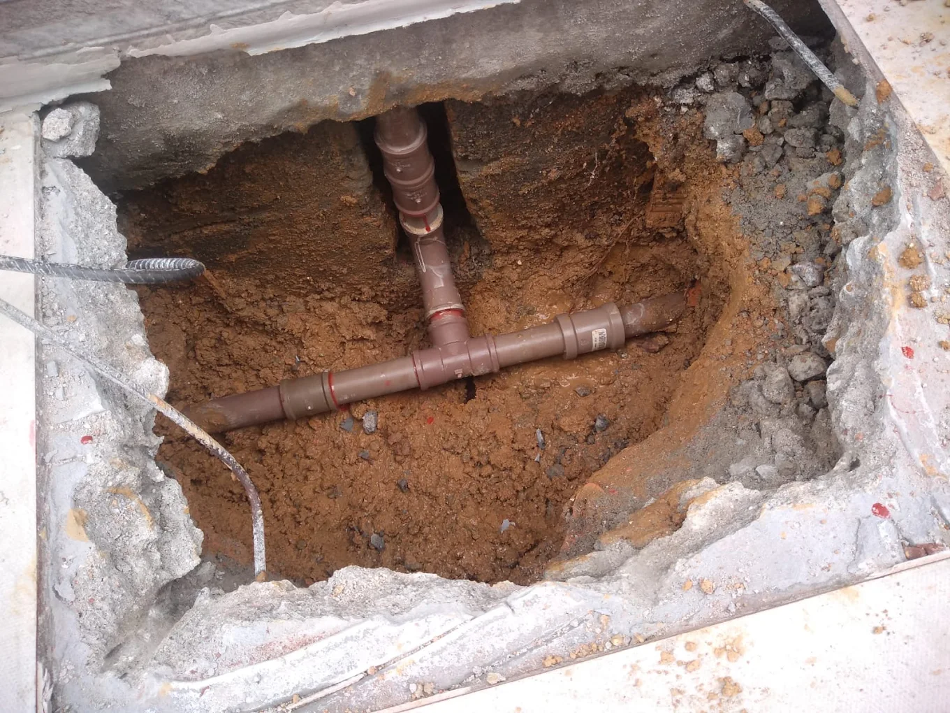 Reparo hidráulico em tubulação subterrânea